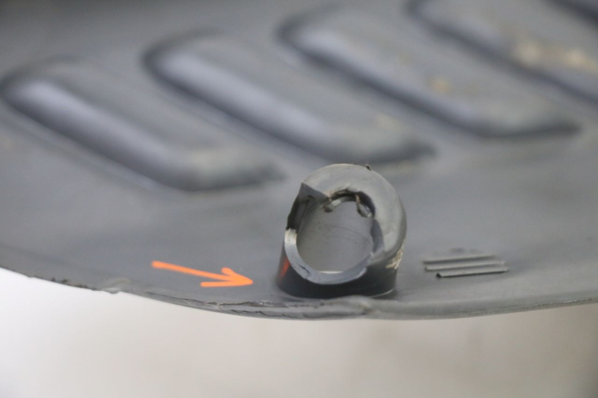 photo de BAS DE CAISSE GAUCHE PIAGGIO SUPER LX 125 (2000 - 2003) - État de surface