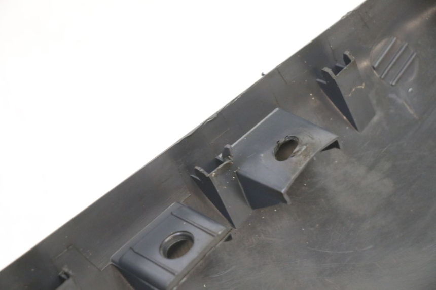 photo de BAS DE CAISSE GAUCHE PIAGGIO SUPER LX 125 (2000 - 2003) - Marquages et références