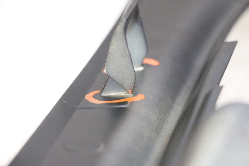 photo de BAS DE CAISSE GAUCHE APRILIA SXR 50 (2021 - 2023) - Zoom état d’usage