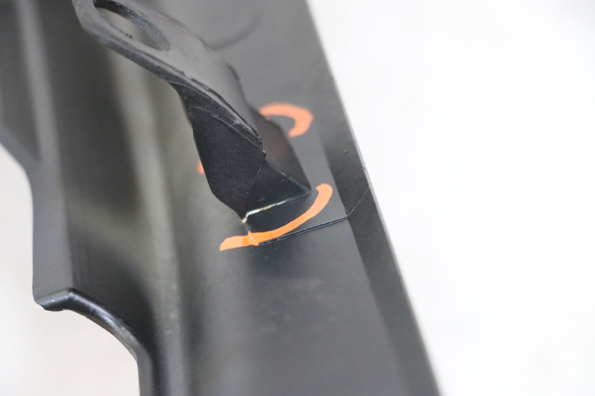 photo de BAS DE CAISSE GAUCHE APRILIA SXR 50 (2021 - 2023) - Autre angle de vue