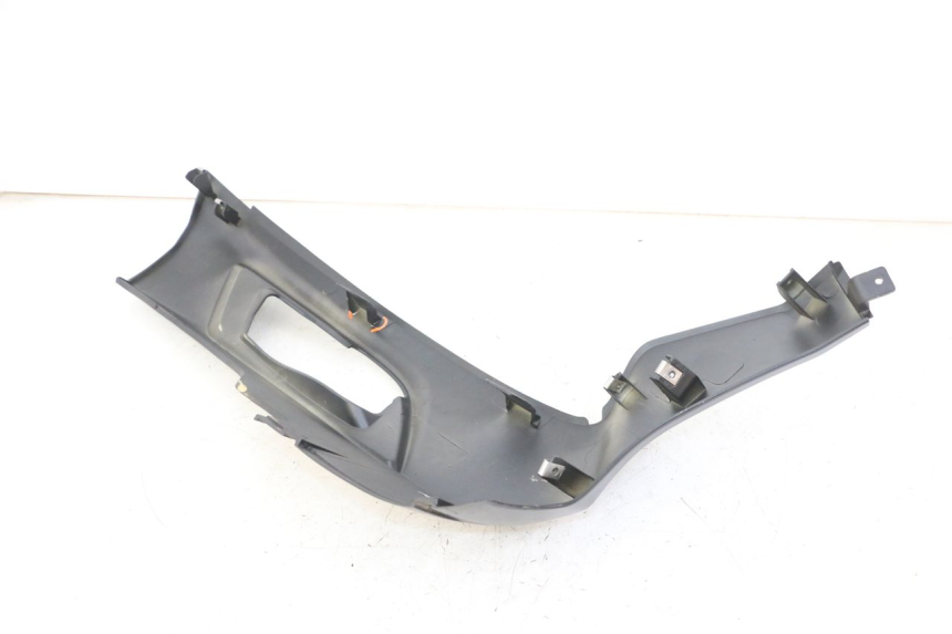 photo de BAS DE CAISSE GAUCHE APRILIA SXR 50 (2021 - 2023) - Gros plan technique