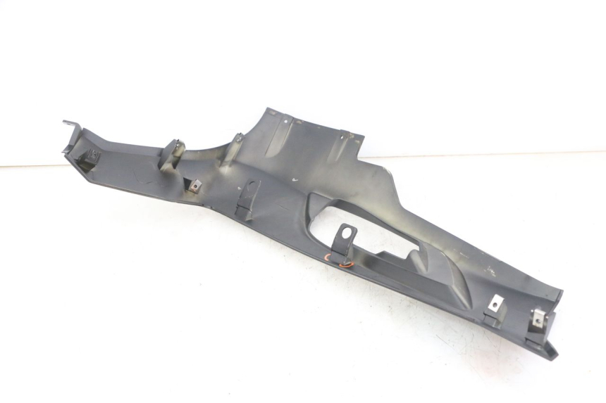 photo de BAS DE CAISSE GAUCHE APRILIA SXR 50 (2021 - 2023) - Points de fixation