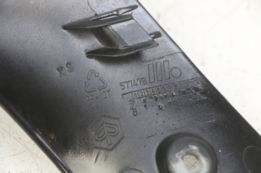 photo de BAS DE CAISSE GAUCHE PIAGGIO VESPA GTS SUPER IE 125 (2009 - 2016) - Détail de la pièce