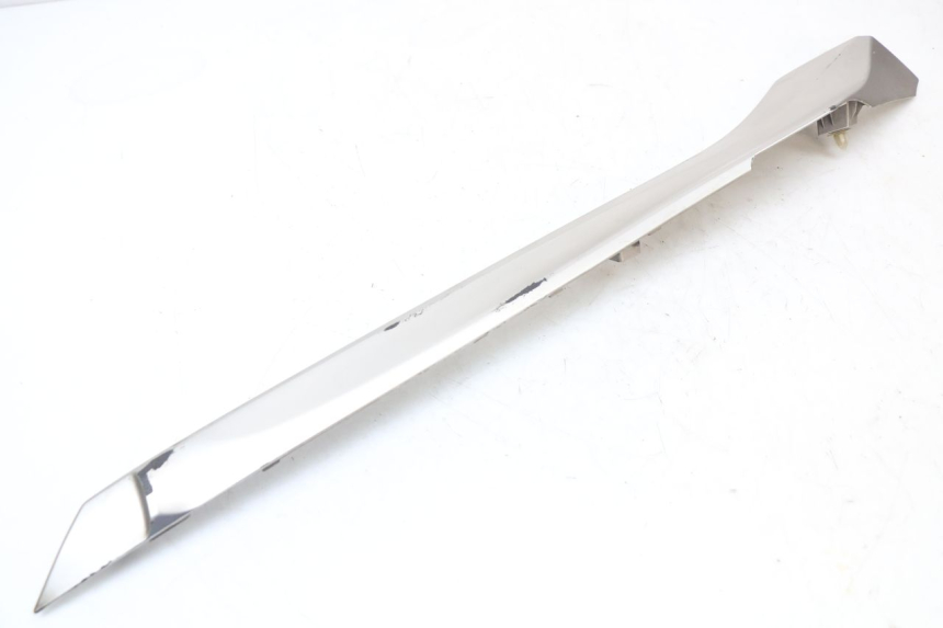 photo de BAS DE CAISSE GAUCHE YAMAHA XMAX X-MAX ABS 125 (2017 - 2020) - Gros plan technique