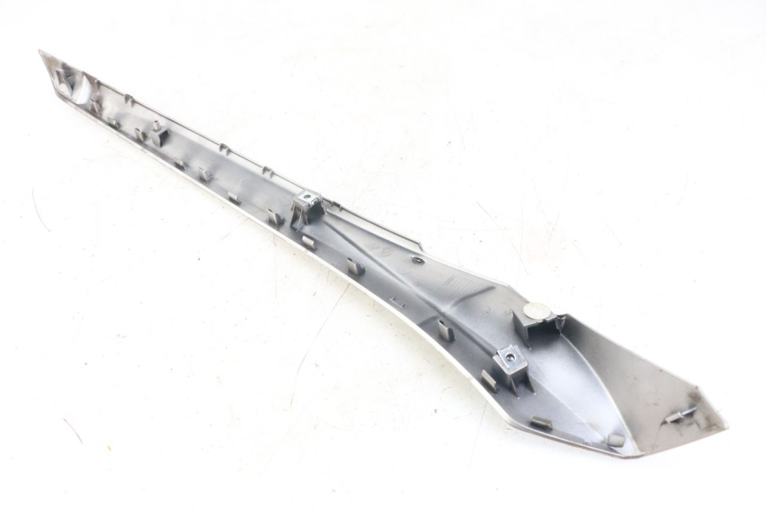 photo de BAS DE CAISSE GAUCHE YAMAHA XMAX X-MAX ABS 125 (2017 - 2020) - Gros plan technique