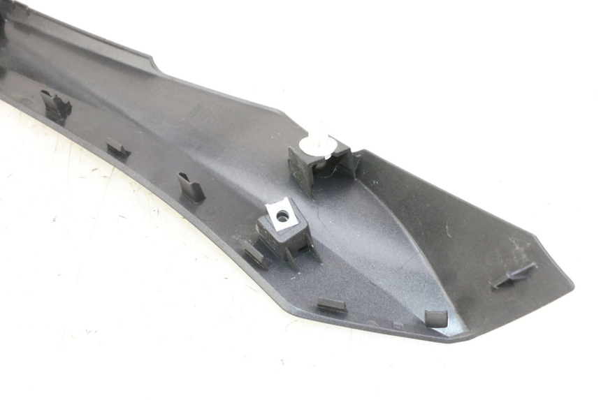 photo de BAS DE CAISSE GAUCHE YAMAHA XMAX X-MAX 125 (2021 - 2025) - Gros plan technique