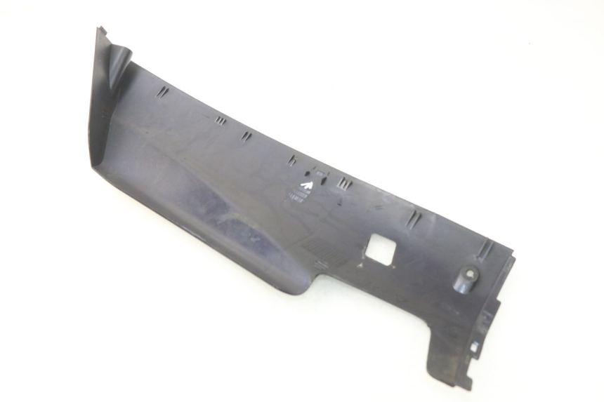 photo de BAS DE CAISSE GAUCHE YAMAHA YP MAJESTY 125 (1998 - 2001) - Gros plan technique