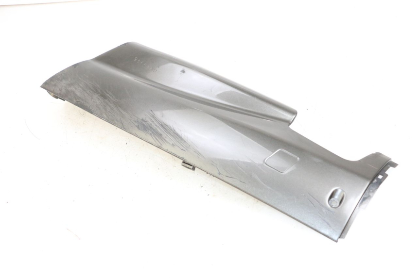 photo de BAS DE CAISSE GAUCHE YAMAHA YP MAJESTY 125 (2002 - 2006) - Gros plan technique