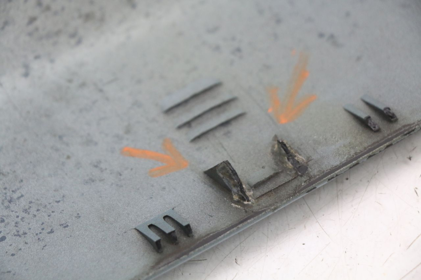 photo de BAS DE CAISSE GAUCHE YAMAHA YP MAJESTY 125 (2002 - 2006) - Marquages et références