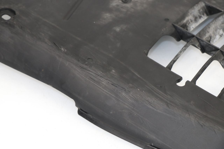 photo de BAS DE CAISSE SUZUKI UH BURGMAN 125 (2002 - 2006) - Détail de la pièce