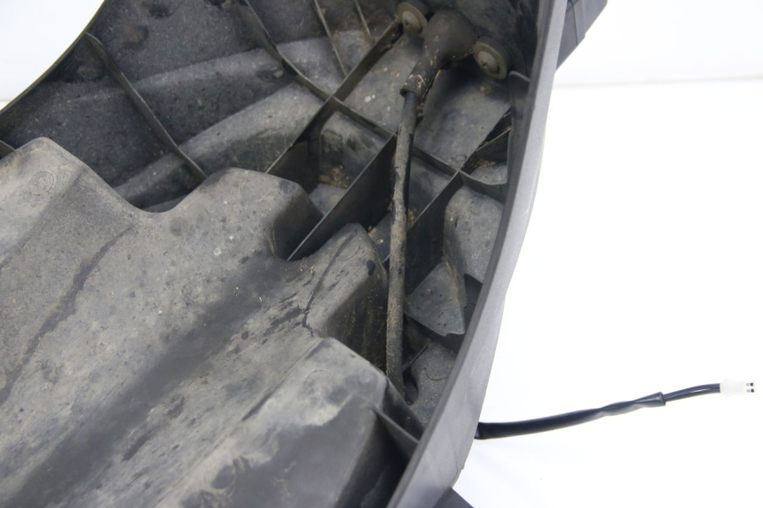 photo de BAVETTE ARRIERE SUZUKI SIXTEEN 125 (2008 - 2010) - Zoom état d’usage