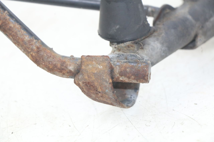 photo de BEQUILLE CENTRALE PEUGEOT SATELIS 125 (2010 - 2012) - Gros plan technique