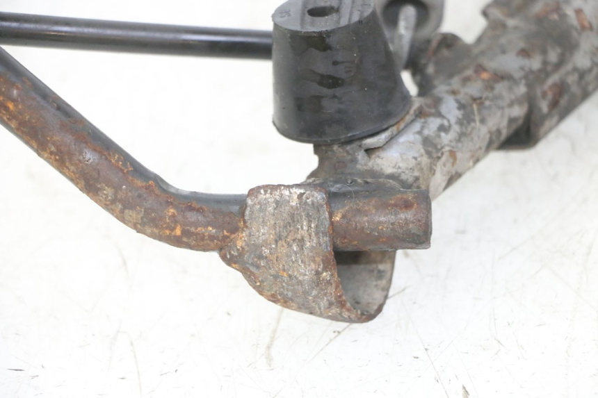 photo de BEQUILLE CENTRALE PEUGEOT SATELIS 125 (2013 - 2018) - Gros plan technique