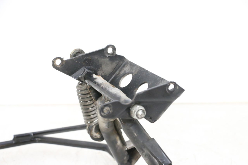 photo de BEQUILLE CENTRALE PEUGEOT SATELIS 125 (2013 - 2018) - Gros plan technique