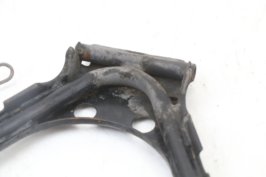 photo de BEQUILLE CENTRALE PEUGEOT STREETZONE 2T 50 (2014 - 2019) - Gros plan technique