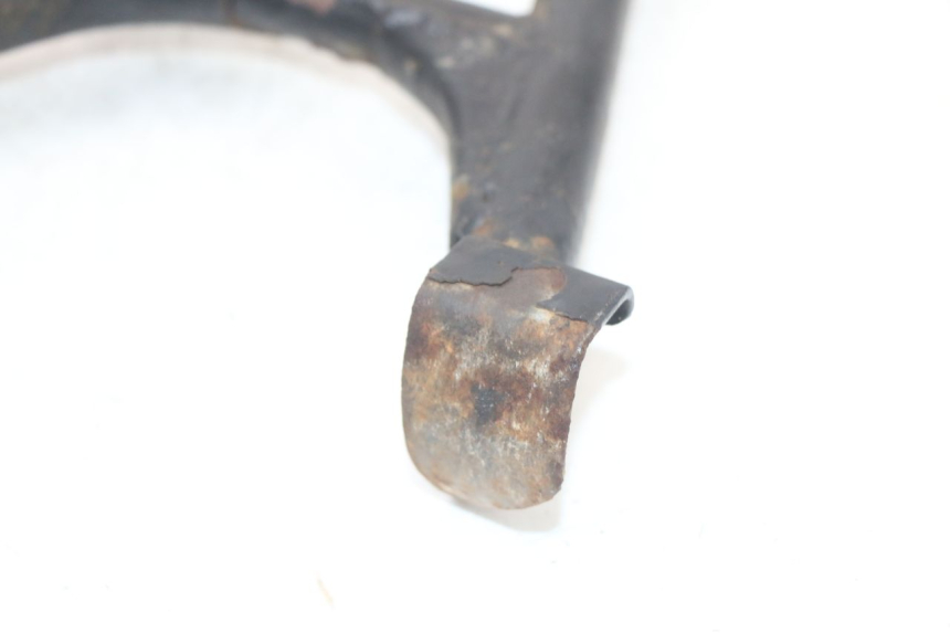 photo de BEQUILLE CENTRALE SUZUKI GS F 500 (2004 - 2007) - Points de fixation