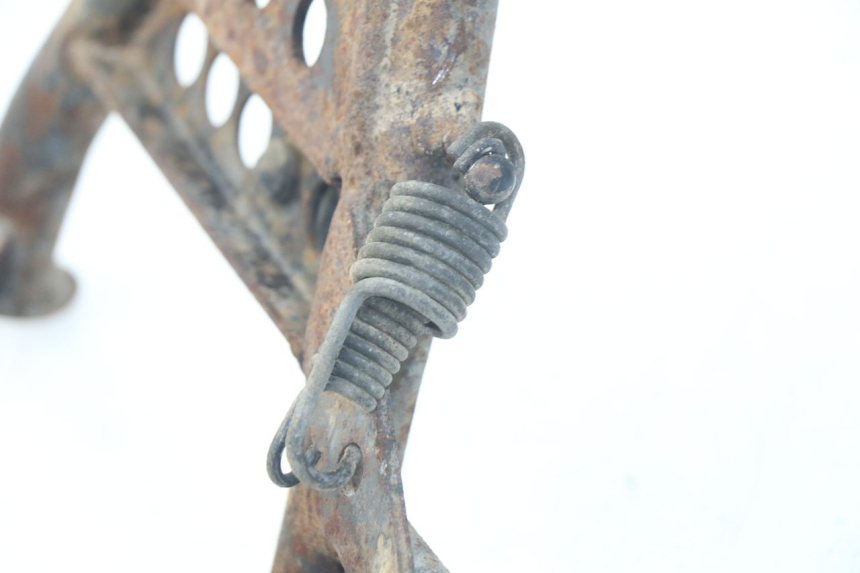 photo de BEQUILLE CENTRALE SUZUKI UC EPICURO 125 (1999 - 2003) - Autre angle de vue