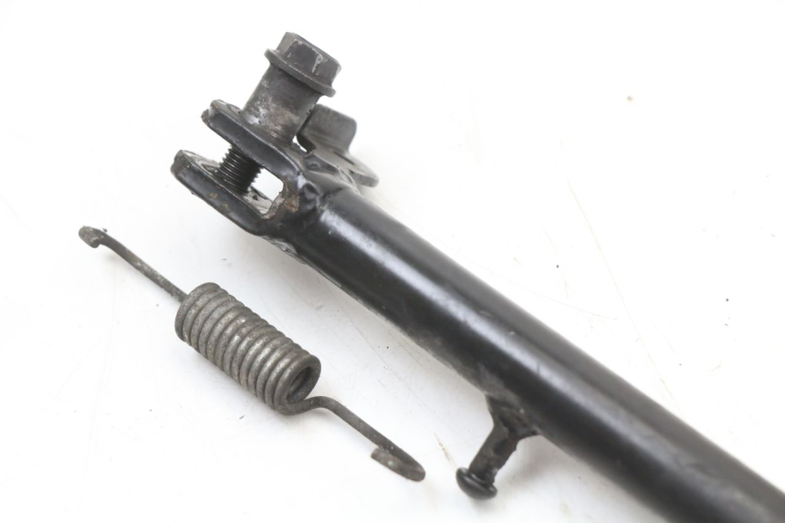 photo de BEQUILLE LATERALE SUZUKI BURGMAN 125 (2007 - 2014) - Gros plan technique