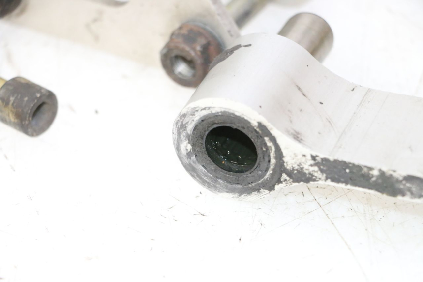 photo de BIELLETTE AMORTISSEUR HONDA CBR RR FIREBLADE 900 (1992 - 1994) - Gros plan technique