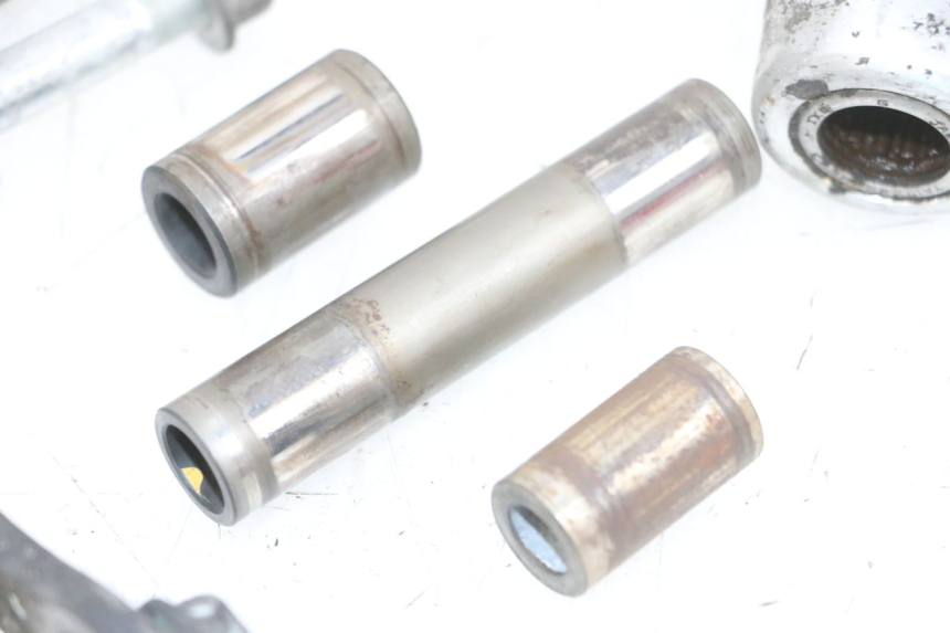 photo de BIELLETTE AMORTISSEUR SUZUKI DL V STROM 1000 (2002 - 2007) - Gros plan technique