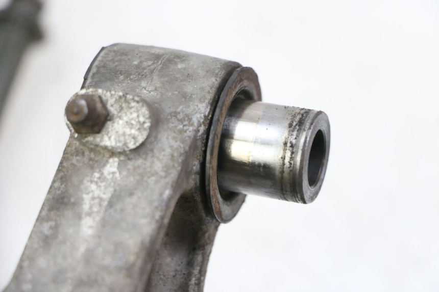 photo de BIELLETTE AMORTISSEUR KAWASAKI ZR7 ZR-7 S 750 (1999 - 2004) - Gros plan technique