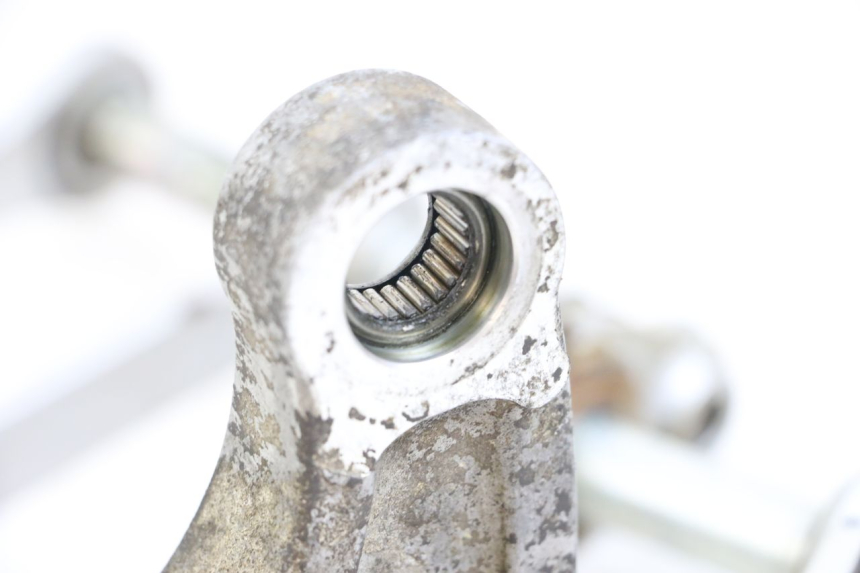 photo de BIELLETTE AMORTISSEUR KAWASAKI KDX 125 (1990 - 1991) - Gros plan technique