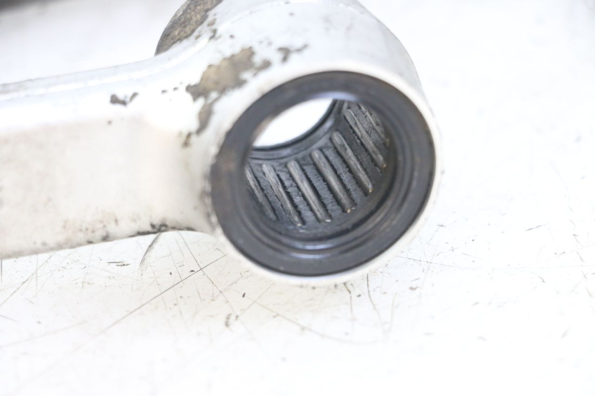 photo de BIELLETTE AMORTISSEUR TRIUMPH SPEED TRIPLE T301 900 (1994 - 1996) - Gros plan technique