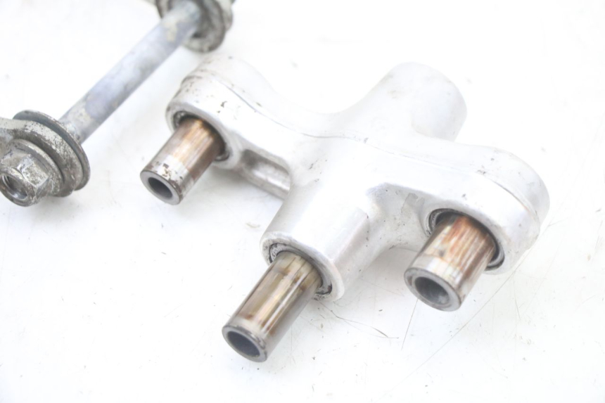 photo de BIELLETTE AMORTISSEUR SUZUKI GSF S BANDIT 600 (2000 - 2004) - Gros plan technique