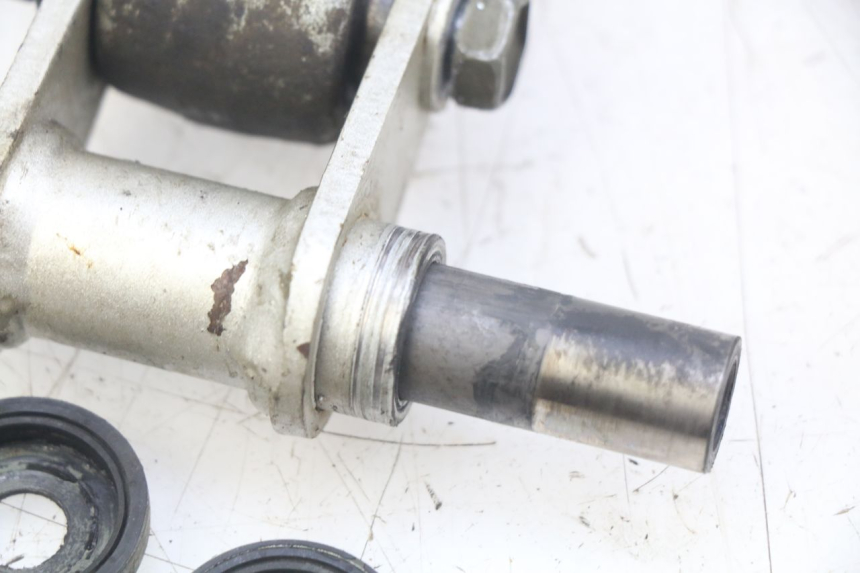 photo de BIELLETTE AMORTISSEUR YAMAHA TTR 125 (2000 - 2020) - Gros plan technique
