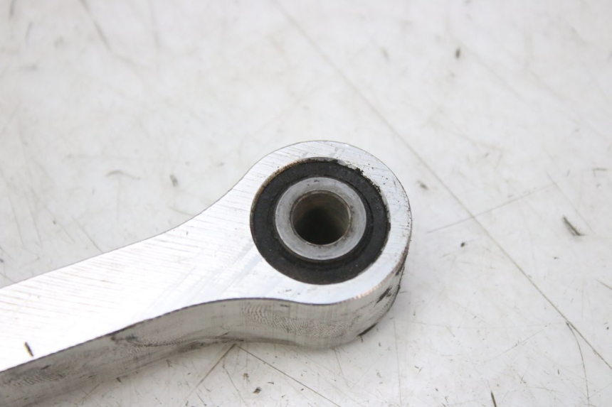 photo de BIELLETTE AMORTISSEUR YAMAHA YZF R1 1000 (2007 - 2008) - Gros plan technique