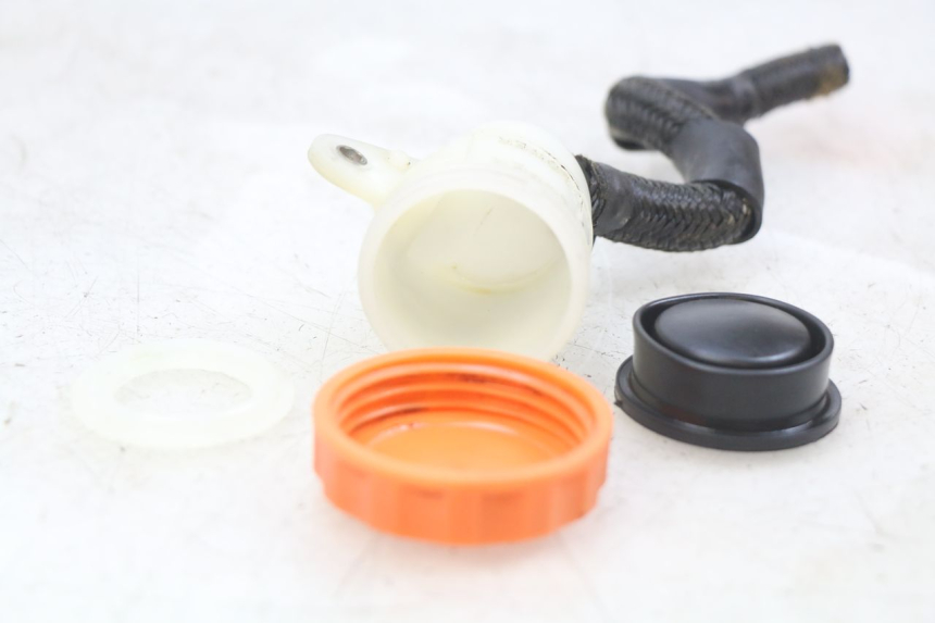 photo de BOCAL LIQUIDE FREIN HONDA CBR F SC21 1000 (1986 - 1992) - Autre angle de vue