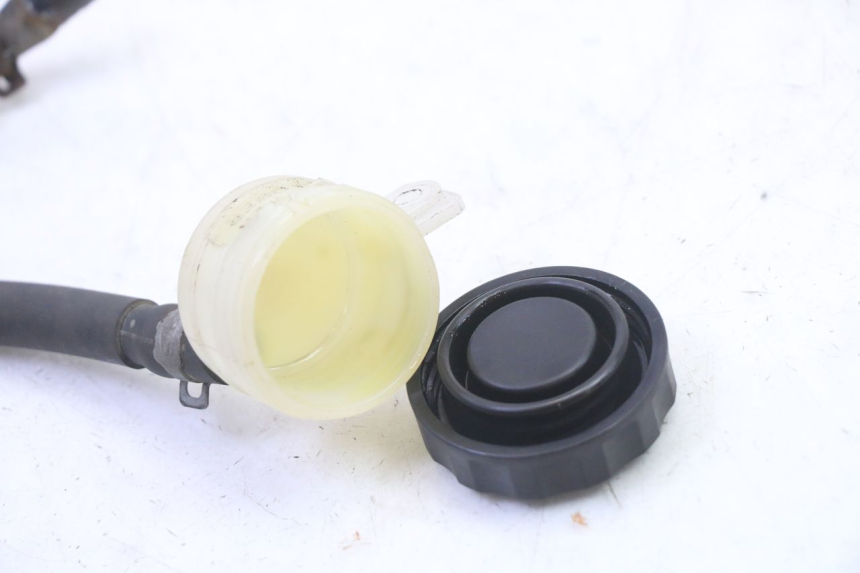 photo de BOCAL LIQUIDE FREIN TRIUMPH SPRINT 900 (1995 - 1998) - Gros plan technique