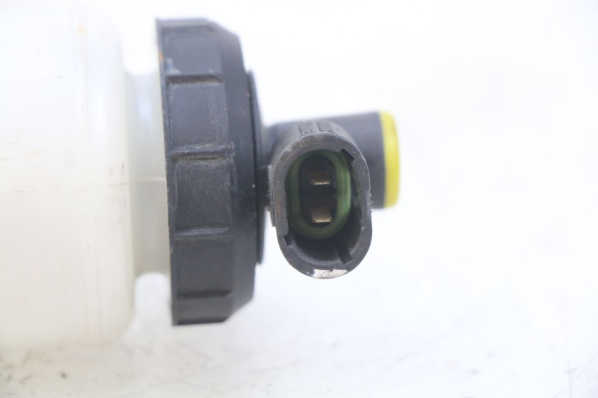 photo de BOCAL LIQUIDE FREIN RENAULT TWIZY 45 (2012 - 2019) - Gros plan technique