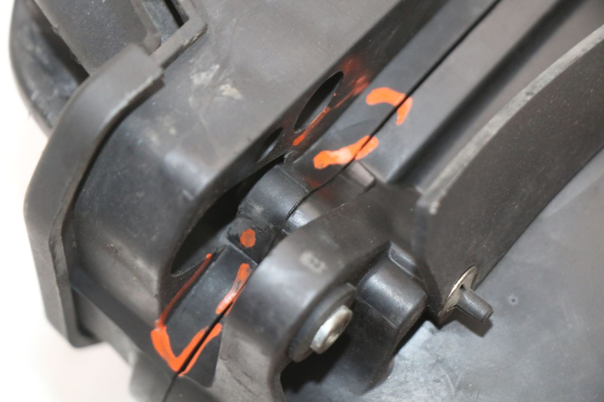 photo de BOITE A AIR YAMAHA XMAX X-MAX ABS 125 (2017 - 2020) - Points de fixation