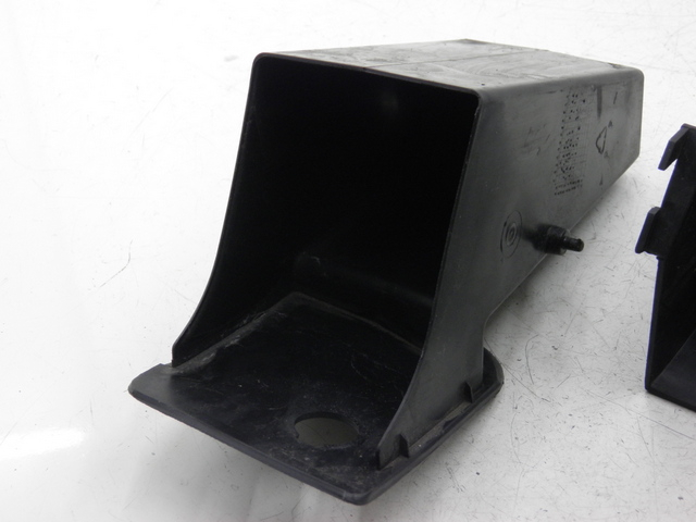 photo de BOITE A GANTS YAMAHA YP MAJESTY 125 (2007 - 2010) - Zoom état d’usage