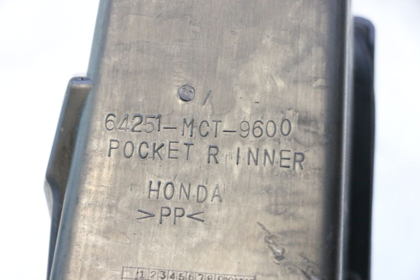 photo de BOITE A GANTS HONDA FJS SILVER WING SILVERWING 400 (2005 - 2008) - Gros plan technique