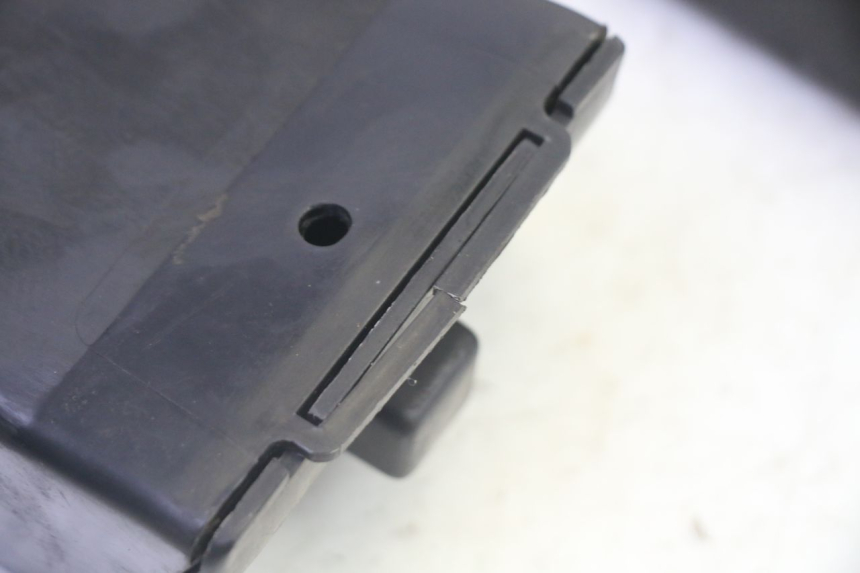 photo de BOITE A GANTS KAWASAKI GPX R WARBIRD 600 (1988 - 1993) - Gros plan technique