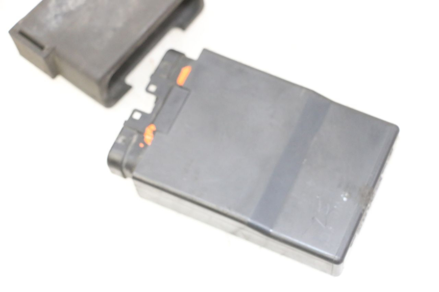 photo de BOITIER CDI HONDA CBR RR FIREBLADE 900 (1992 - 1994) - Gros plan technique