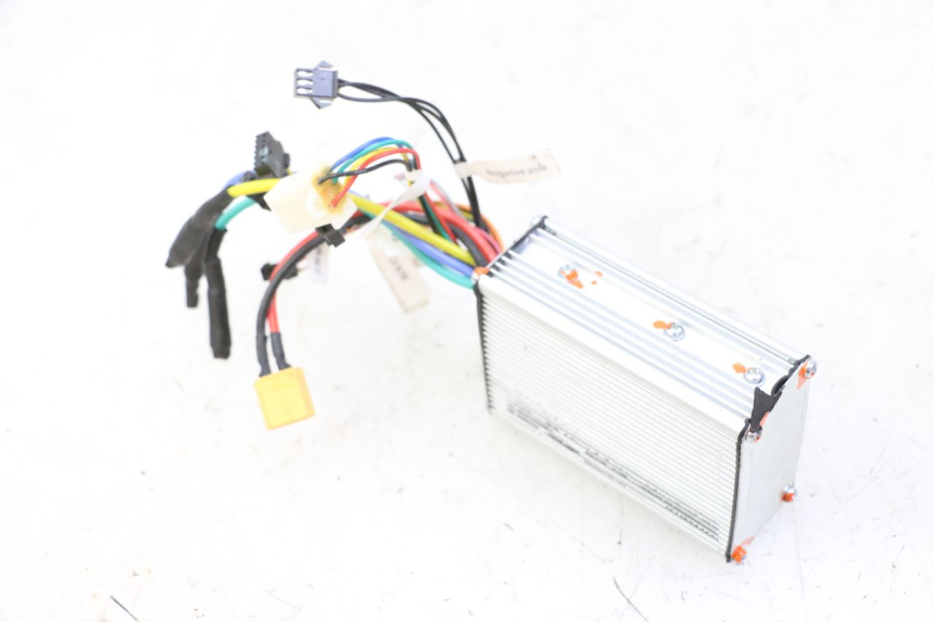 photo de BOITIER CDI URBANGLIDE E-CROSS PRO 1 - Gros plan technique