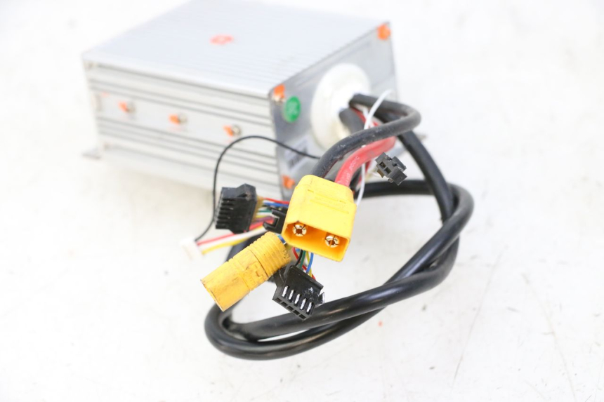 photo de BOITIER CDI KUKIRIN G2 MASTER 1 - Gros plan technique