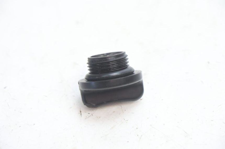 photo de BOUCHON CARTER HUILE SUZUKI GSR 600 (2005 - 2012) - Autre angle de vue
