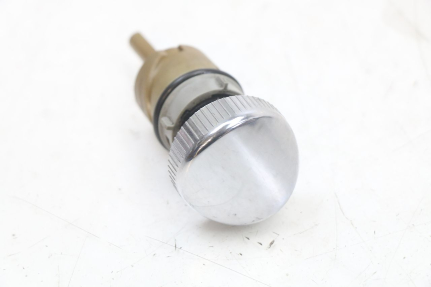 photo de BOUCHON CARTER HUILE HARLEY DAVIDSON SPORTSTER XL CUSTOM 883 (1999 - 2006) - Autre angle de vue