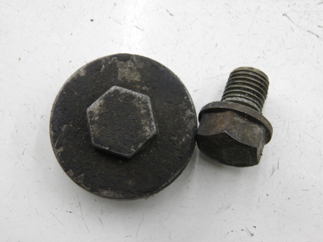 photo de BOUCHON CARTER HUILE PEUGEOT V-CLIC VCLIC 50 (2007 - 2013) - Autre angle de vue