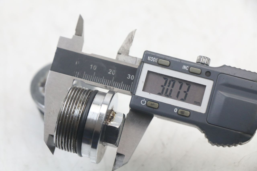 photo de BOUCHON FOURCHE PEUGEOT SATELIS 125 (2006 - 2009) - Gros plan technique