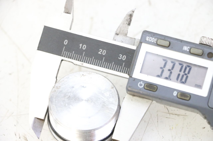 photo de BOUCHON FOURCHE GILERA SMT SUPERMOTARD 50 (2009 - 2017) - Détail de la pièce