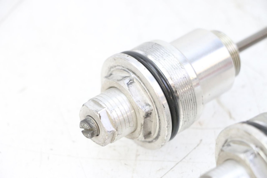 photo de BOUCHON FOURCHE YAMAHA TDM ABS 900 (2002 - 2014) - Gros plan technique