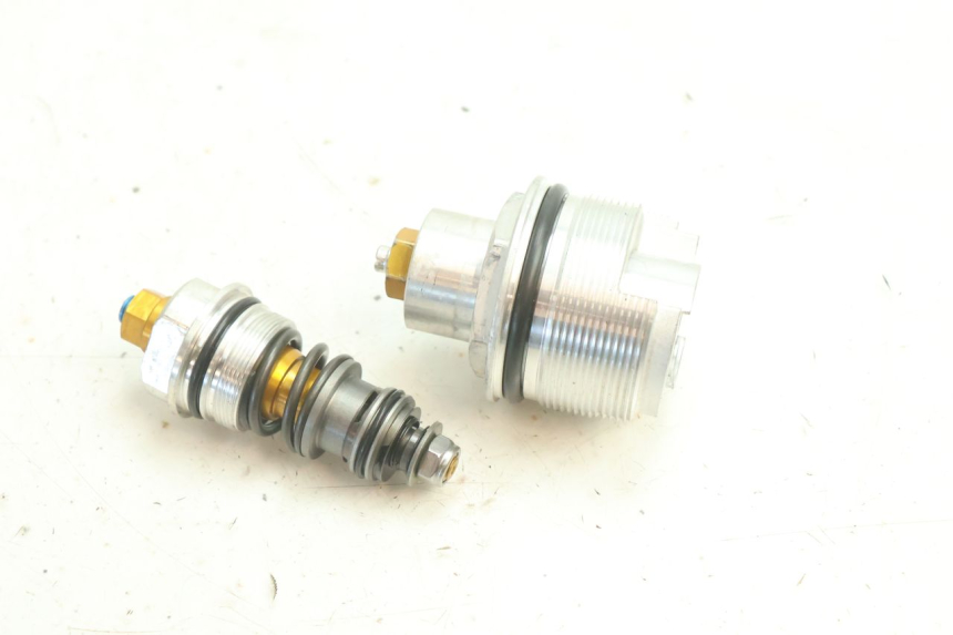 photo de BOUCHON FOURCHE YAMAHA YZF R6 600 (2008 - 2009) - Gros plan technique