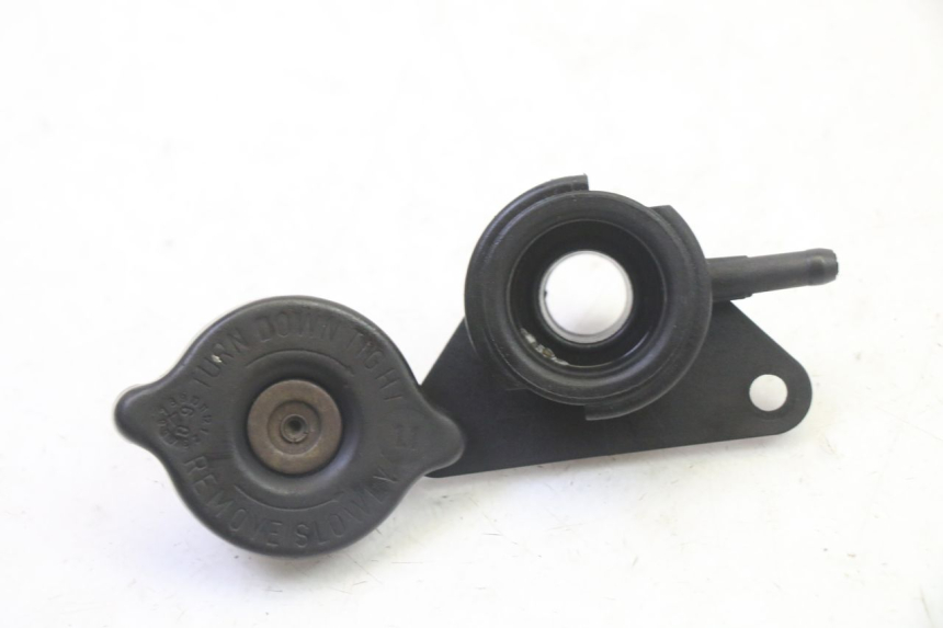 photo de BOUCHON RADIATEUR SUZUKI BURGMAN 125 (2007 - 2014) - Vue principale