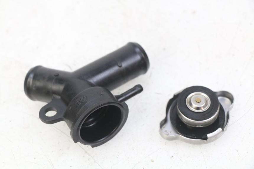 photo de BOUCHON RADIATEUR HONDA CB R 1000 (2018 - 2023) - Autre angle de vue