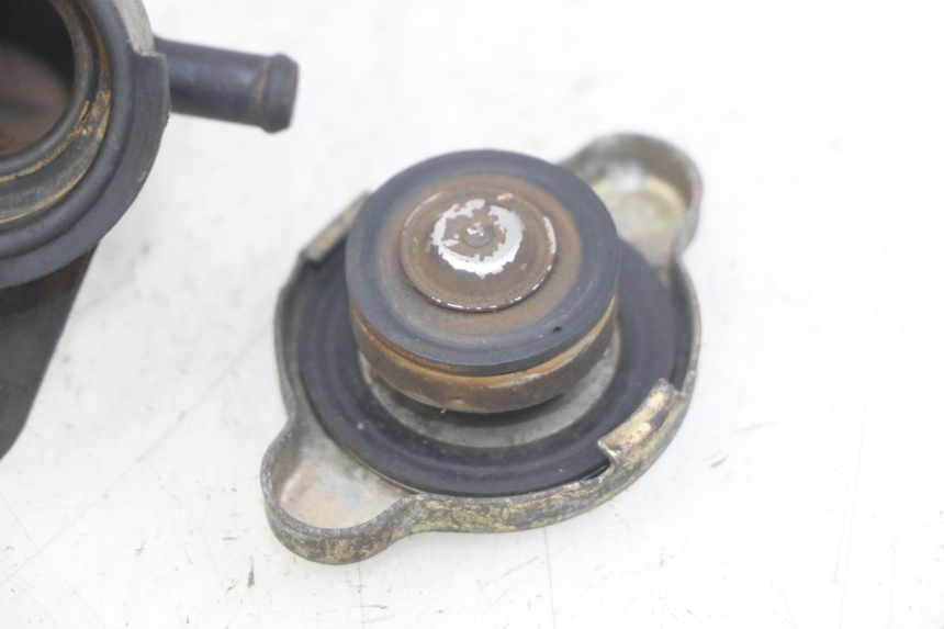 photo de BOUCHON RADIATEUR HONDA FES PANTHEON 2T 125 (1998 - 2002) - Autre angle de vue